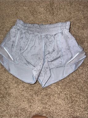 lululemon hotty hot 2.5 inch size 4 blue marbled shorts